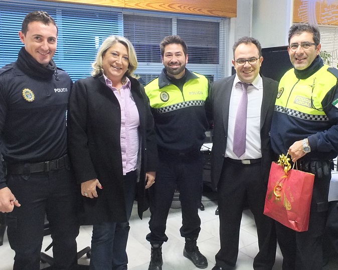 La alcaldesa de Almuñécar  felicitó el Año Nuevo a los cuerpos de Seguridad Locales