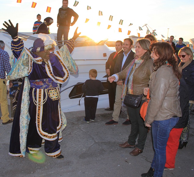 La alcaldesa de Motril felicita a la asociación Pro-cabalgata de Reyes por la magnífica organización del desfile de carrozas