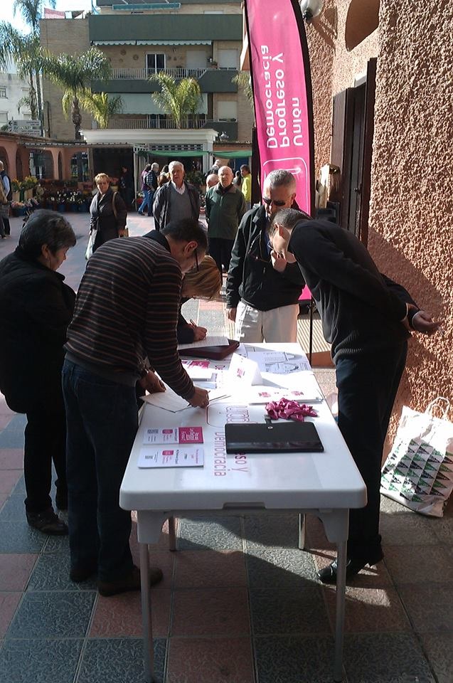 UPyD recogió un centenar de firmas en Almuñécar para cambiar la ley electoral