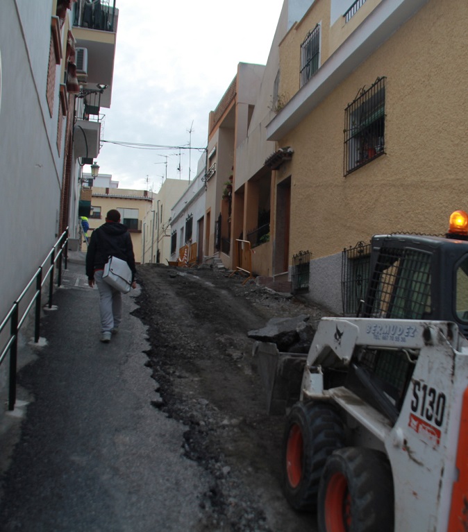 El Ayuntamiento de Almuñécar  inicia  las obras de reurbanización de la calle Chirimoya