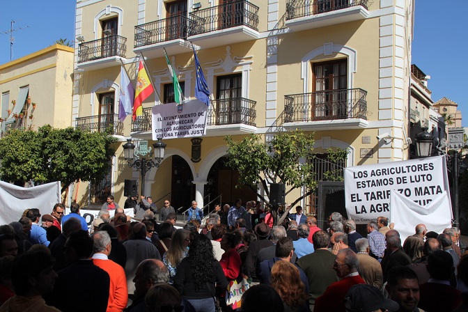 El equipo de gobierno del Ayuntamiento de Almuñécar se solidariza con los agricultores por una tarifa justa