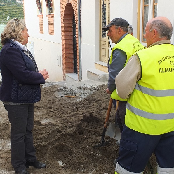 La alcaldesa de Almuñécar visitó  las obras de reurbanización de la calle Chirimoya