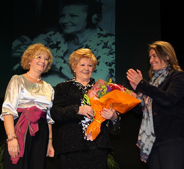 Mari Pepa Gómez recibe el premio 'Mujer 2014' entre una ovación en el Teatro Calderón