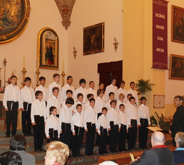 La Escolanía del Monasterio del Escorial llenó de público y música de Semana Santa  la iglesia de la Encarnación de Almuñécar