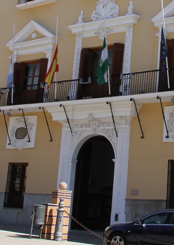 El Ayuntamiento de Motril muestra las banderas a media asta en señal de condolencia por el fallecimiento de Adolfo Suárez