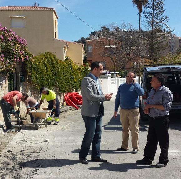 El Ayuntamiento de Almuñécar sigue mejorando  la urbanización del Barrio Figares con acerado y alumbrado