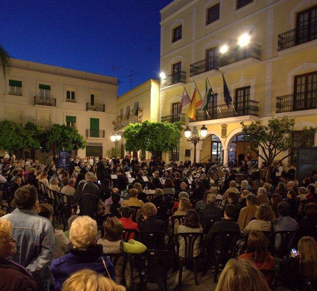 La Banda Municipal de Música de Almuñécar llenó de público la plaza de la Constitución en el concierto de Semana Santa