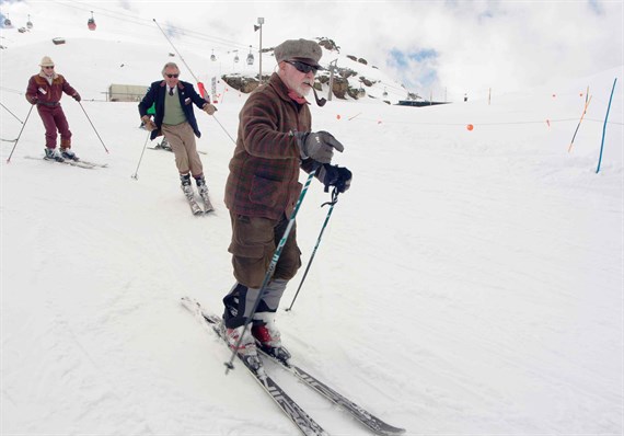 La bajada retro recuerda hoy los 100 años del esquí en Sierra Nevada