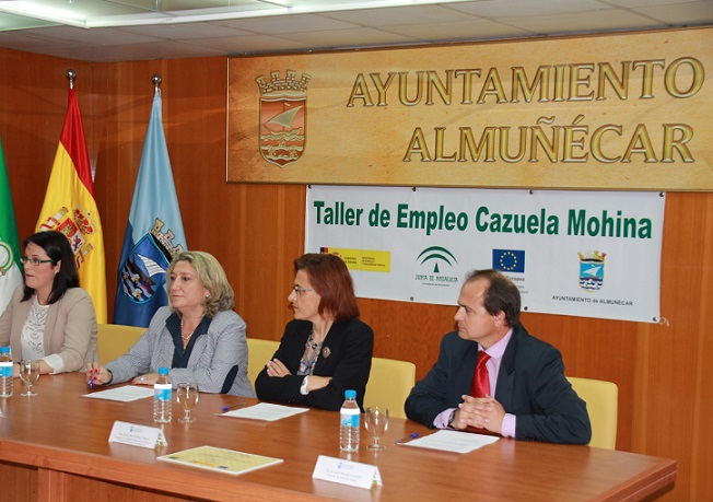 La alcaldesa de Almuñécar y la delegada de Educación de la Junta entregan los diplomas a una docena de sexitanos formados como cocineros