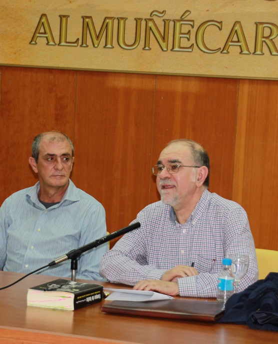 El profesor e investigador malagueño, José María Azuaga presentó en Almuñécar su obra Tiempo de lucha