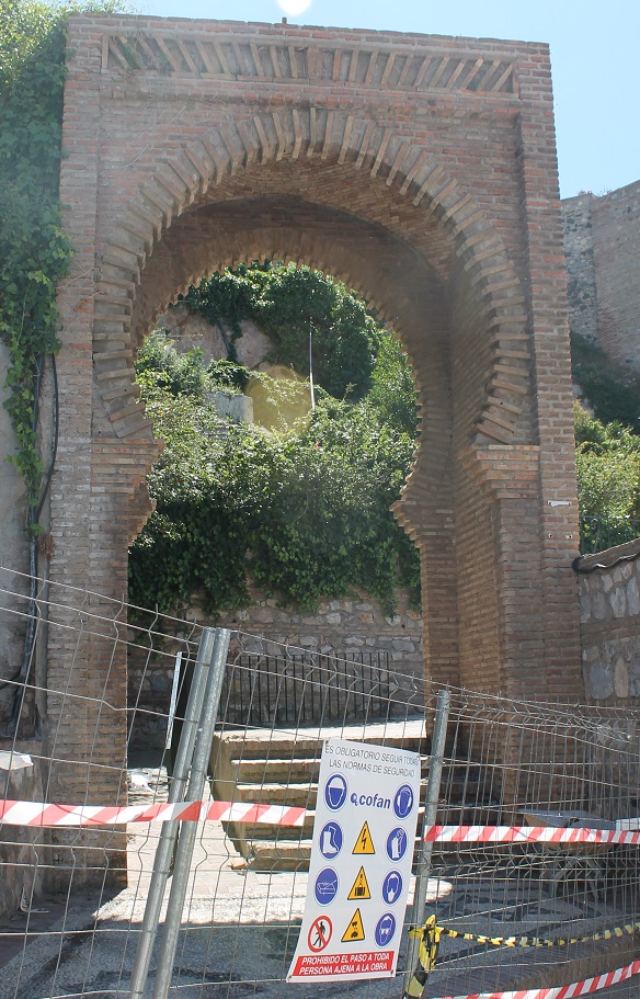 Se desmonta el arco de acceso al paseo de las Flores para rehabilitar el castillo de Salobreña