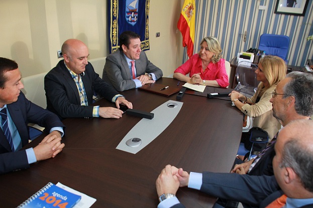 El Ayuntamiento de Almuñécar y Caja Rural de Granada firman un convenio especial destinado a  la plantilla municipal