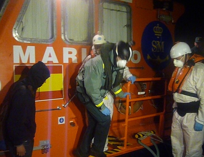 Rescatados 71 inmigrantes que viajaban en dos pateras en el mar de Alborán