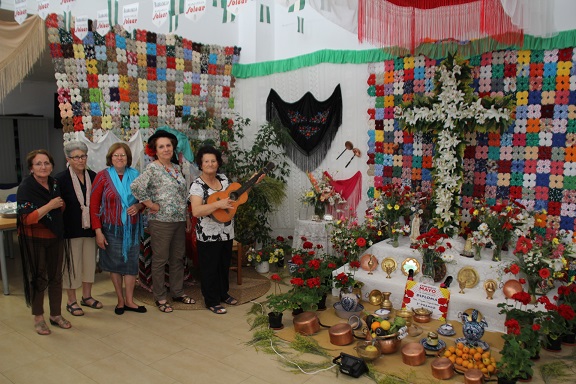 La  cruz Barrio Alto gana el primer premio en el Certamen de Cruces de Mayo de La Herradura