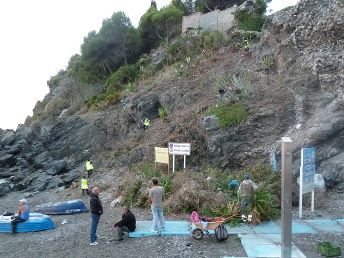 Una mujer fallece al caer del Peñón del Santo a la Playa de San Cristobal en Almuñécar