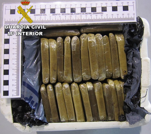 La Guardia Civil descubre hachís en un doble fondo practicado en una garrafa de aceitunas