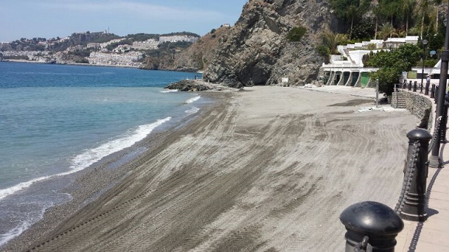 Costas regenera la playa almuñequera   de Cotobro