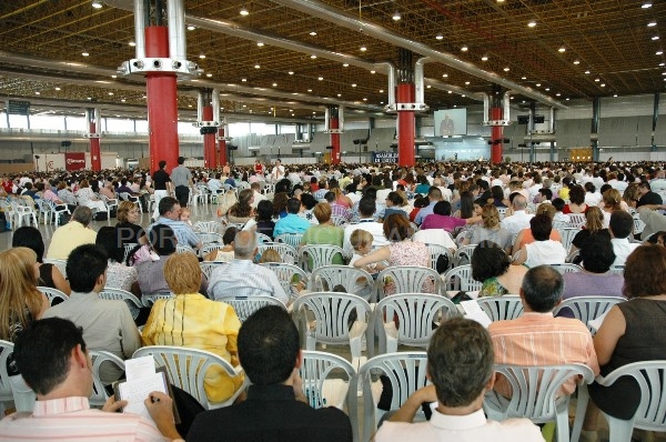 Los testigos cristianos de Jehová invitan a todos a asistir a la asamblea Sigamos buscando primero el Reino de Dios