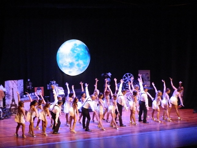 La academia de Danza Punta y Tacón trasladó al público de Almuñécar a un mundo de película