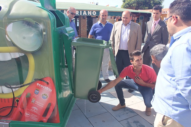 El Ayuntamiento de Almuñécar y Ecovidrio promueven el reciclado de envases de vidrio durante la temporada turística