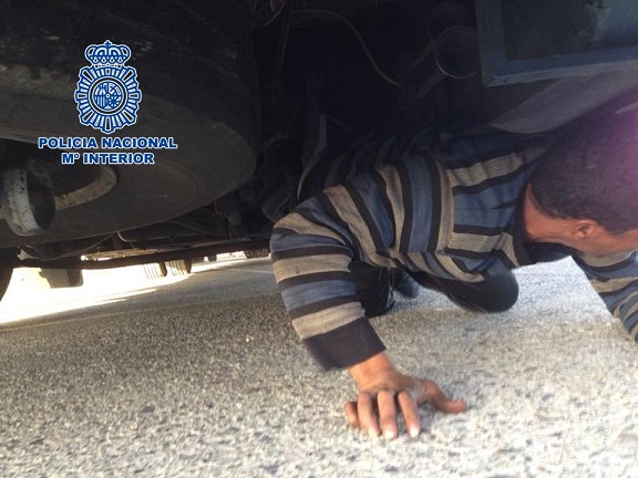 La Policía intercepta a un hombre que intentó entrar en España, por Motril,  oculto en los bajos de un autobús
