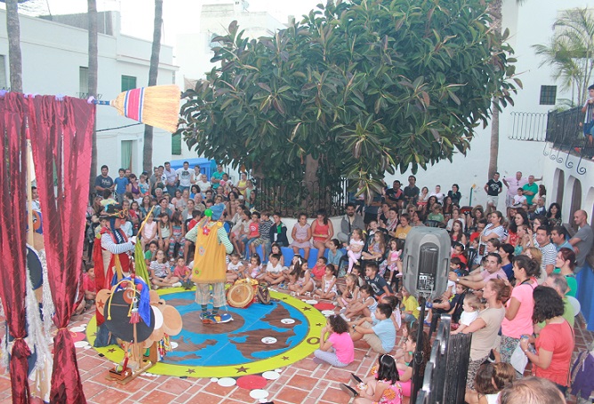 Los pequeños fueron protagonistas en el arranque del programa Al fresquito en el barrio sexitano de San Miguel