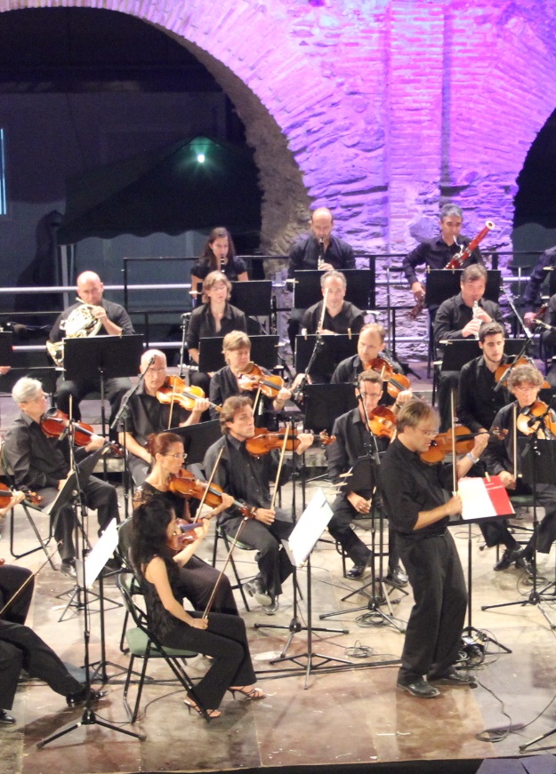 La Orquesta Ciudad de Granada ofreció un extraordinario concierto en Almuñécar  junto al acueducto romano