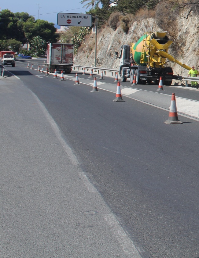 Fomento mejora la cuneta de la Carretera Nacional 340 en La Herradura