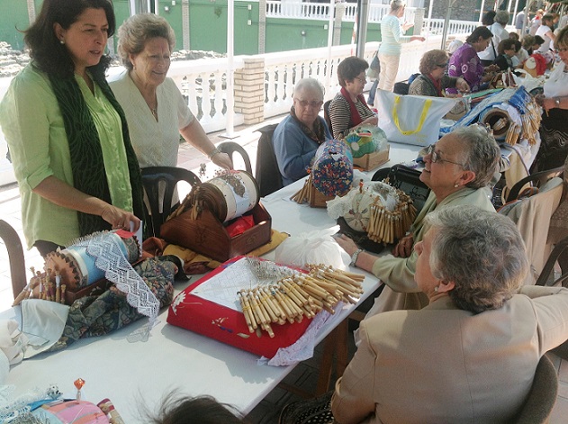 La Asociación de Bolillos de Almuñécar participaran este domingo en el Encuentro de Bolillos de Roquetas