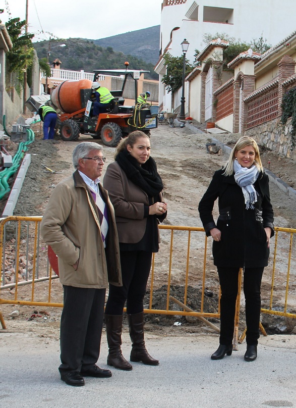 La Diputación acomete la reforma integral de la única calle sin asfaltar de Vélez de Benaudalla