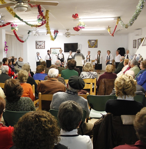 Los mayores de Órgiva le cantan a la Navidad