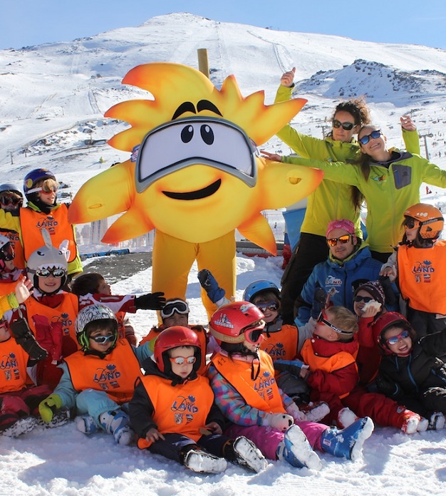 Suly, la nueva mascota de Sierra Nevada, presenta la programación de Navidad, enfocada a los niños