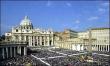 Más de 100.000 personas llenan la Plaza de San Pedro y siguen llegando fieles para rezar por el Papa