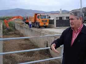 El alcalde visita los trabajos de limpieza de las ramblas de Torrenueva