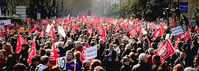Miles de personas exigen «corregir» la reforma laboral