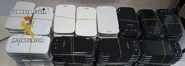 Decomisan en Motril (Granada) 126 teléfonos móviles de alta gama falsificados