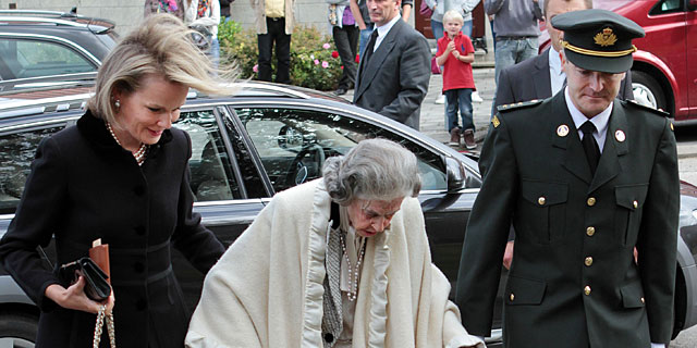 La reina Fabiola, con Matilde de Bélgica en el entierro de la condesa de Lannoy. | Gtres