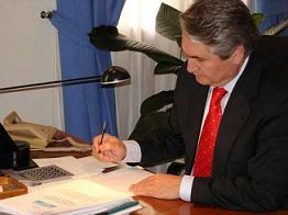Pedro Álvarez firma con la Junta un convenio de colaboración para la puesta en marcha de un programa de prevención de drogodependencias