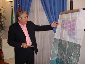 El alcalde presenta el proyecto del futuro parque industrial, que podría ser licitado a mediados de 2006