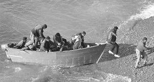 Interceptan dos pateras con 80 inmigrantes, de los cuales 20 son menores. Las embarcaciones estaban frente a las costas de Almuñécar y Vélez Málaga