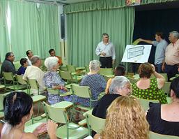 El alcalde de Motril, Pedro Álvarez, se reúne con los vecinos del barrio de Salvador Huertas para presentar el Plan Integral de Rehabilitación