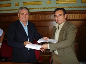 Pedro Álvarez y Rafael García Luján firman el acuerdo de colaboración entre el Ayuntamiento y el Motril CF