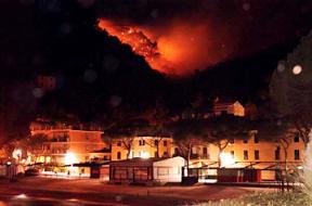 El incendio de Lánjarón arrasa 2.200 hectáreas y llega al Parque Nacional de Sierra Nevada. El juez deja en libertad a los dos excursionistas extranjeros que originaron el fuego