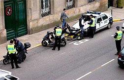 La Policía Local de Motril (Granada) detiene a dos personas que arrollaron a un agente tras saltarse un semáforo